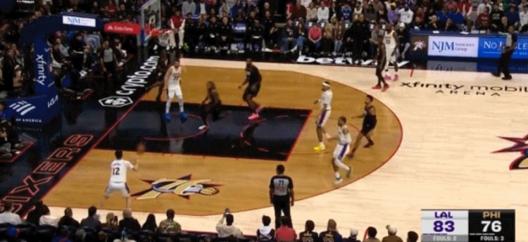 这球怎么说！东契奇篮下几乎空篮没出手 分拉拉维亚三分打铁